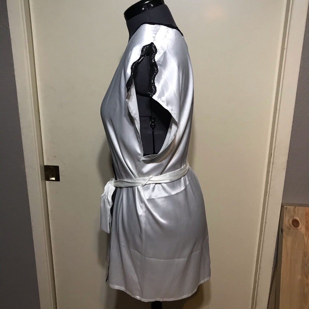 Victoria’s Secret Bombshell Robe - Picture 5 of 6
